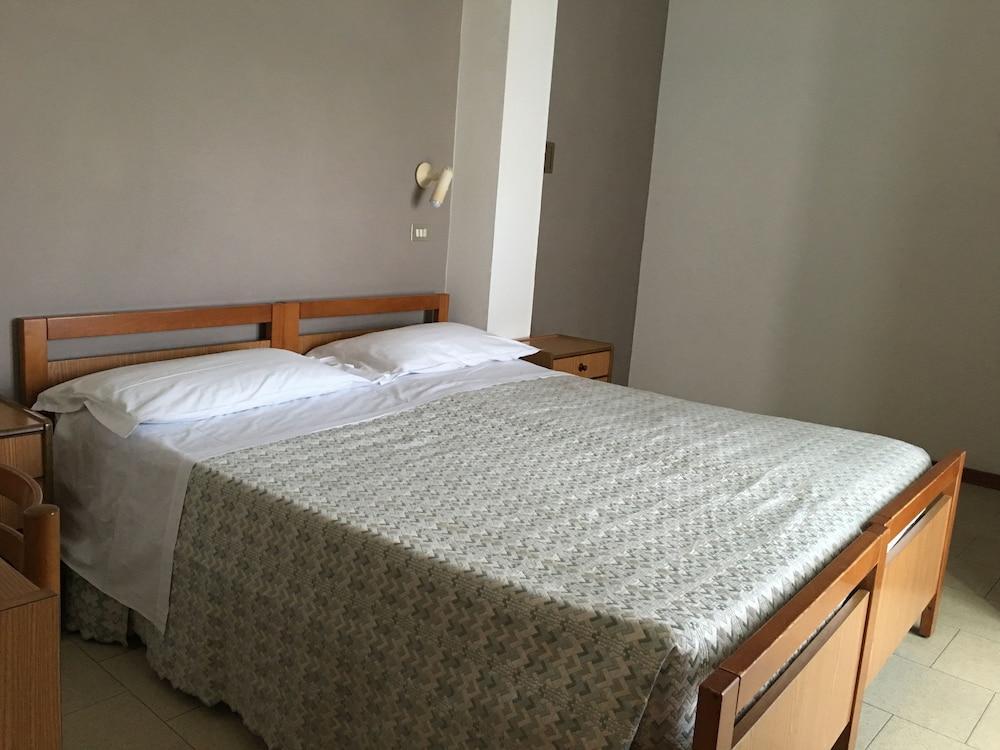 קרביה Hotel Plutone מראה חיצוני תמונה
